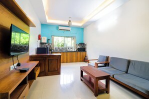 Apartamento superluxo | Área de estar | TV de tela plana 32 polegadas com canais digitais