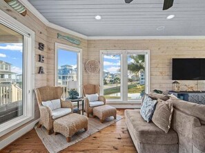 Smart TV, books - 6 bedrooms | Sleeps 15 | 2nd row | Pointe West Ame (Galveston)