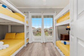 3 slaapkamers, een strijkplank/strijkijzer, gratis wifi, beddengoed