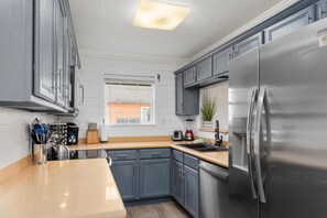 Een koelkast, een microgolfoven, een oven, een kookplaat