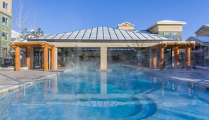 Una piscina al aire libre, una piscina climatizada