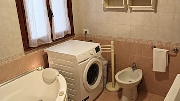 Whirlpool, Haartrockner, Bidet, Handtücher