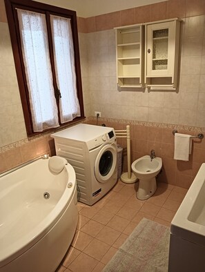 Jetted bath, hair dryer, bidet, towels