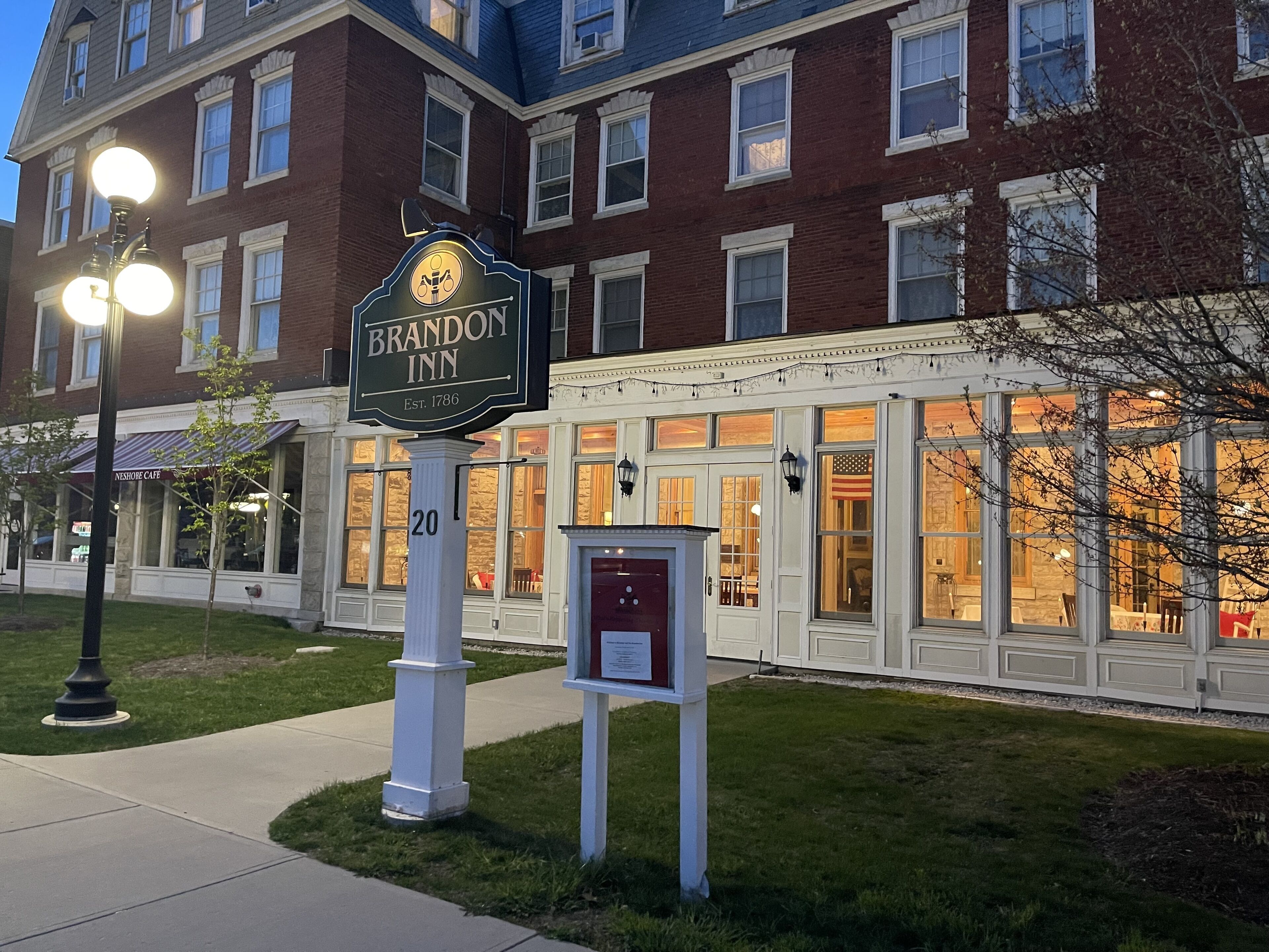 Une enseigne d’hôtel pour le Brandon Inn, avec une façade en briques et de grandes fenêtres.