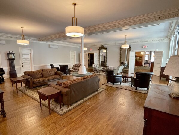 A spacious lobby with a grand chandelier, a large mirror, and a classic fireplace. - The Brandon Inn - Single Room (Brandon)