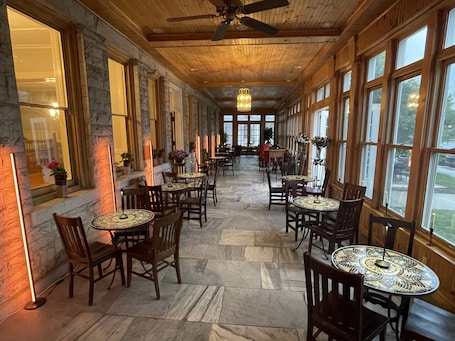 Dining. The Brandon Inn - Double Queen