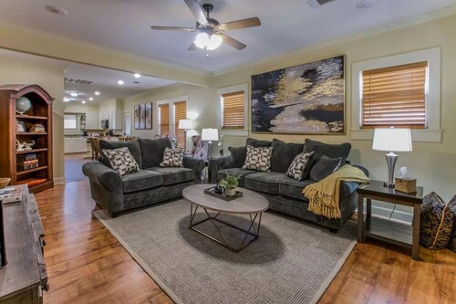 Blue House Bungalow,10 mins to Baylor and downtown Waco. Pet friendly!