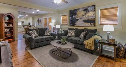 Blue House Bungalow,10 mins to Baylor and downtown Waco. Pet friendly!