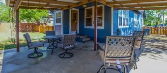 Blue House Bungalow,10 mins to Baylor and downtown Waco. Pet friendly!
