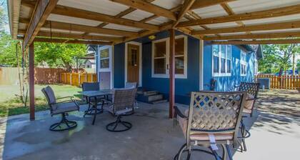 Blue House Bungalow,10 mins to Baylor and downtown Waco. Pet friendly!