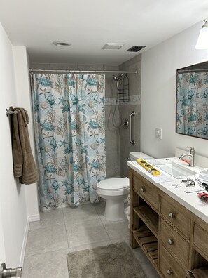 Shower, hair dryer, towels - 2/2 Condo, Villa style, end unit, 1st floor.  Near SMH, Island, Beaches downtown (Venice)