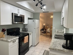 Private kitchen - 2/2 Condo, Villa style, end unit, 1st floor. Near SMH, Island, Beaches downtown (Venice)