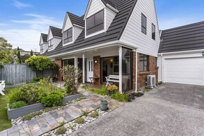 Exterior - Mission Bay Beach House. Pet-Friendly (Auckland)
