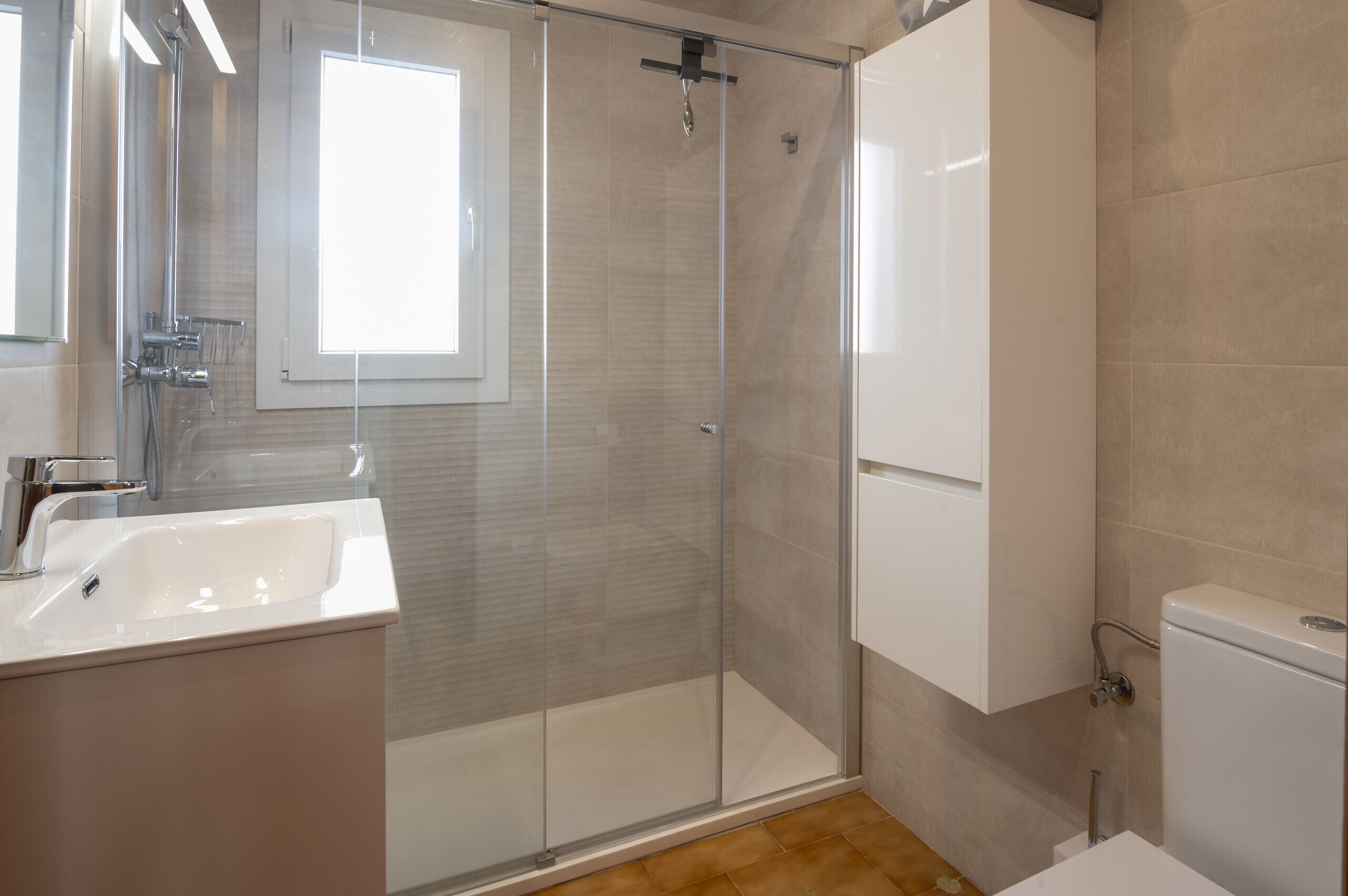 Een douche, handdoeken