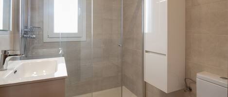 Een douche, handdoeken