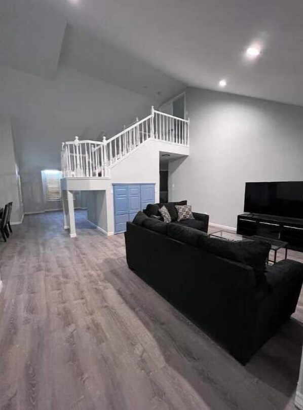 Smart TV - Entire 3 BR & 2 BA house for business and family (Modesto)