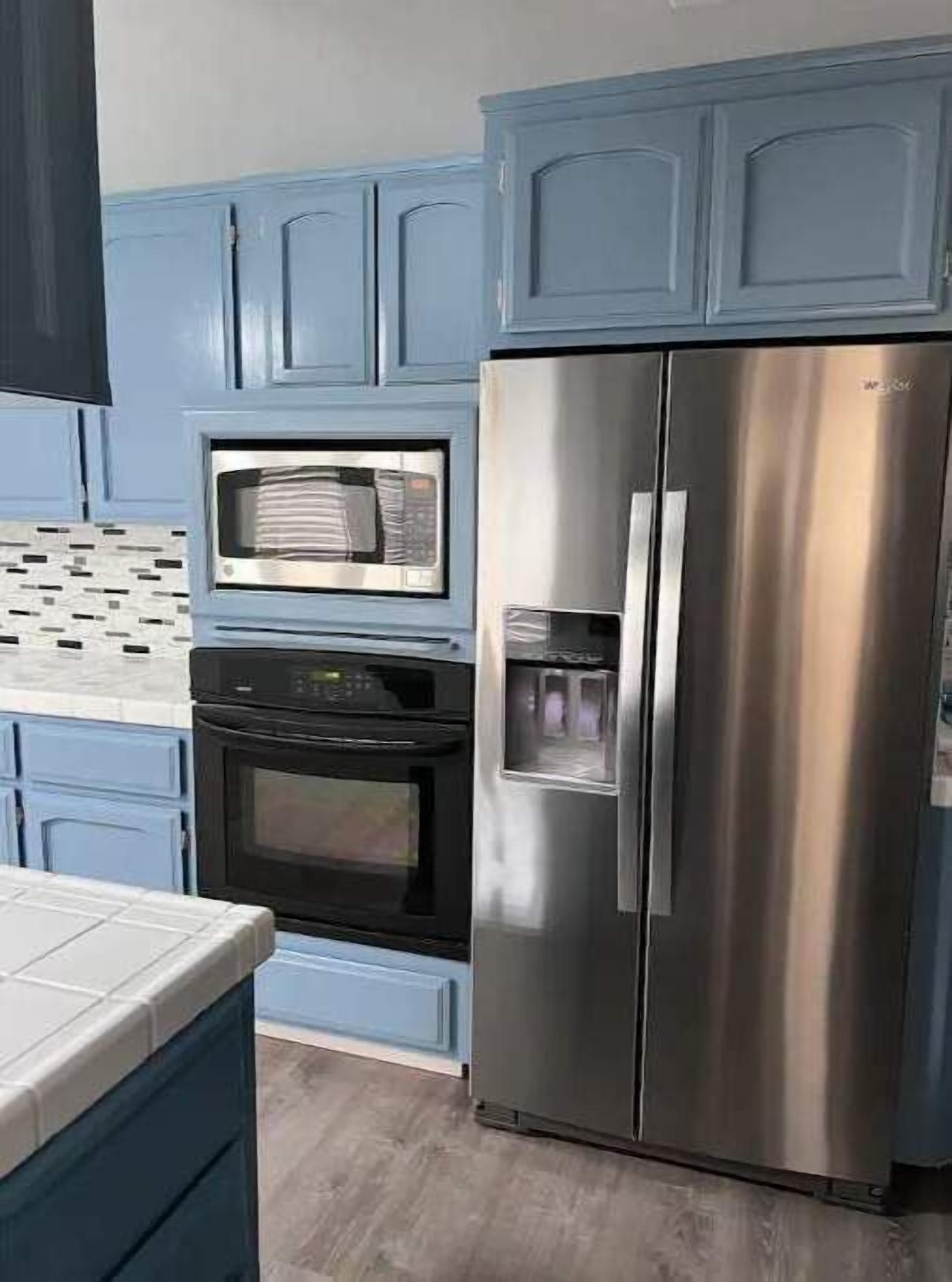 Frigorífico, microondas, placa de cocina y lavavajillas