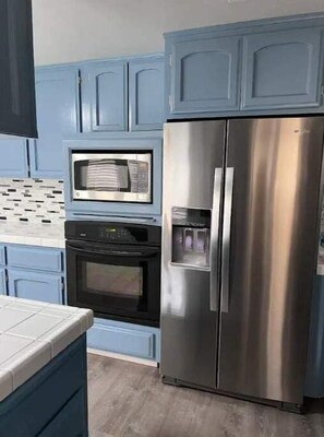 Fridge, microwave, stovetop, dishwasher - Entire 3 BR & 2 BA house for business and family (Modesto)