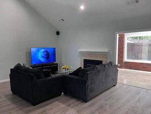 Smart TV - Entire 3 BR & 2 BA house for business and family (Modesto)