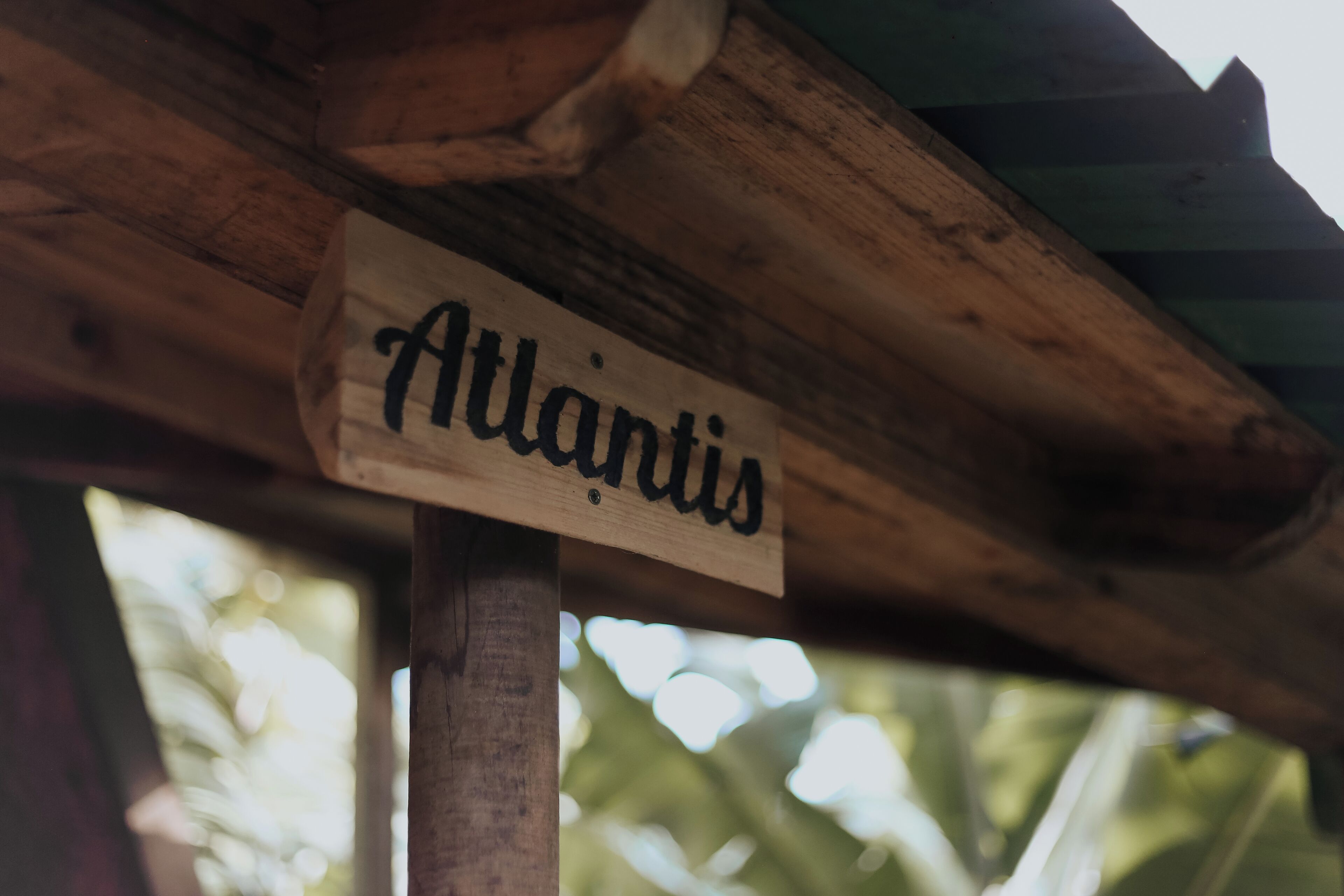 Un letrero de madera con la palabra 'Atlantis'.