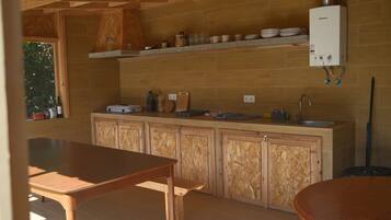 Una cocina con armarios de madera, una encimera y un lavavajillas empotrado.