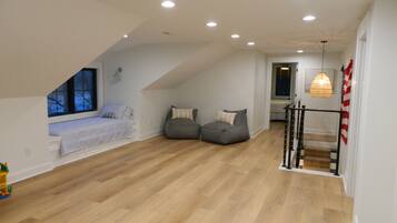 7 bedrooms, travel crib, free WiFi, bed sheets