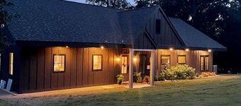 7-Bedroom Retreat with Dock on Kentucky Lake: Your Perfect Getaway Haven