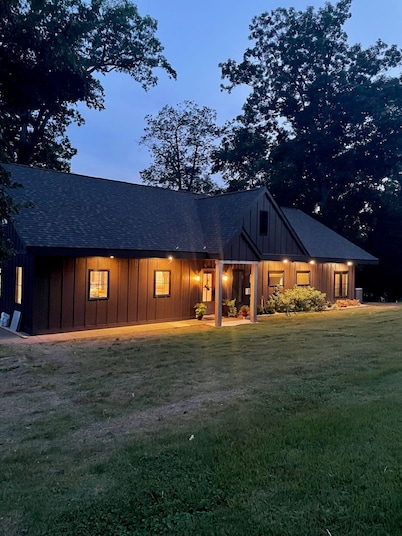 7-Bedroom Retreat with Dock on Kentucky Lake: Your Perfect Getaway Haven