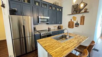 Kjøleskap, mikrobølgeovn, kokeplater og oppvaskmaskin