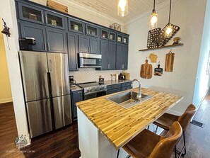 Fridge, microwave, stovetop, dishwasher