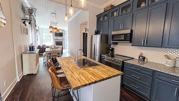 Kjøleskap, mikrobølgeovn, kokeplater og oppvaskmaskin