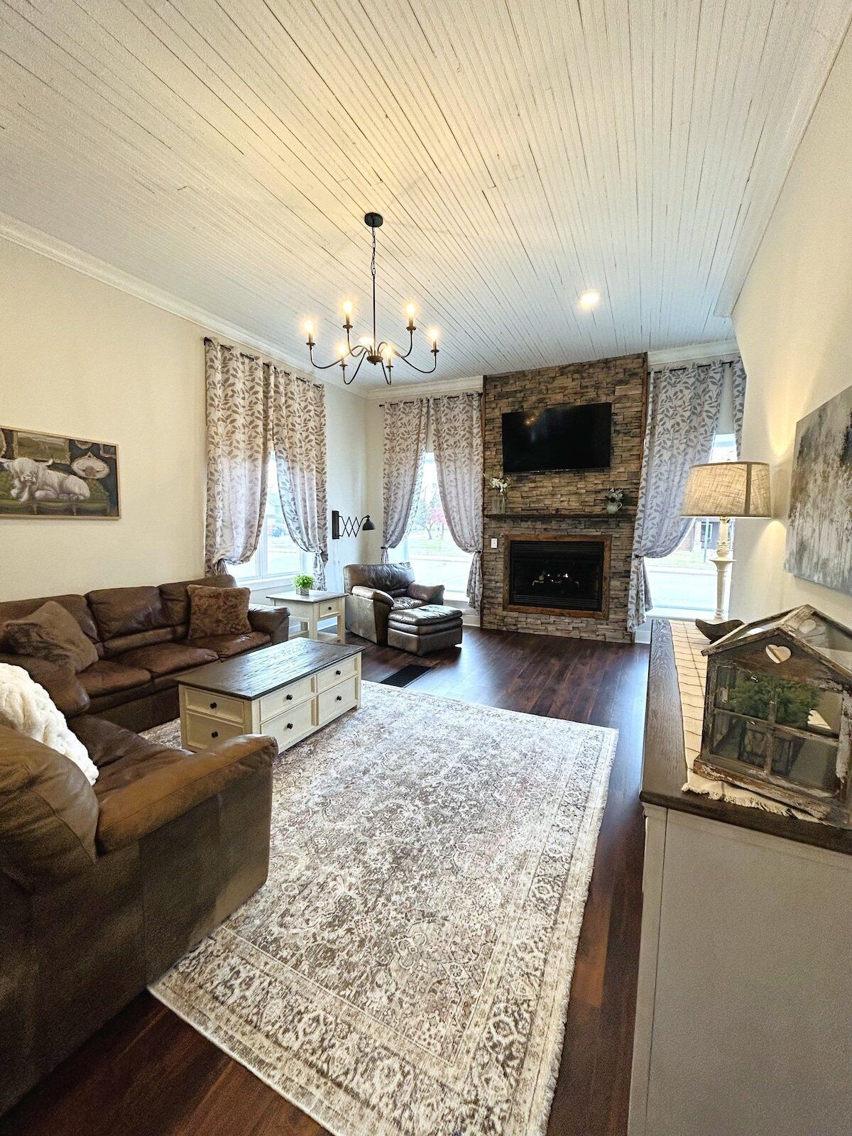 Älytelevisio, takka, kirjoja