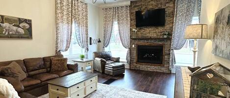 TV connectée, cheminée, livres