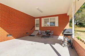 Outdoor dining - Comfort Cottage (Northport)