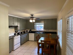 Microwave, oven, stovetop - Comfort Cottage (Northport)