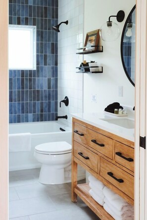 Haartrockner, Handtücher, Toilettenpapier