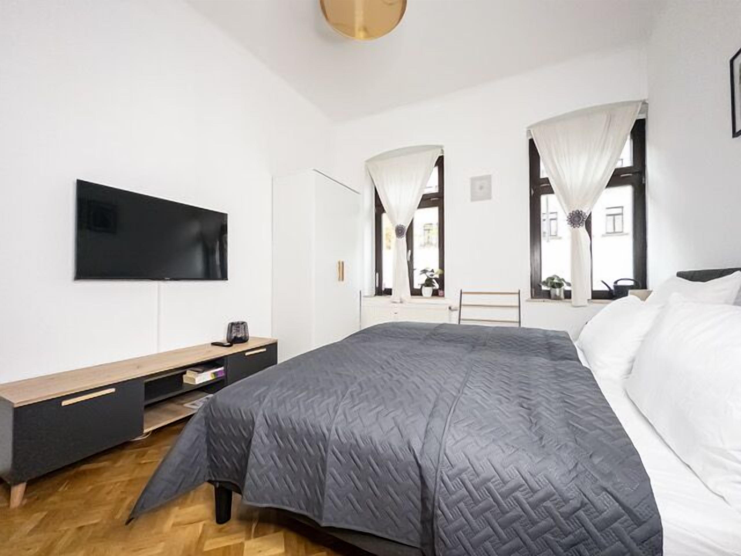 2 bedrooms, desk, iron/ironing board, travel crib