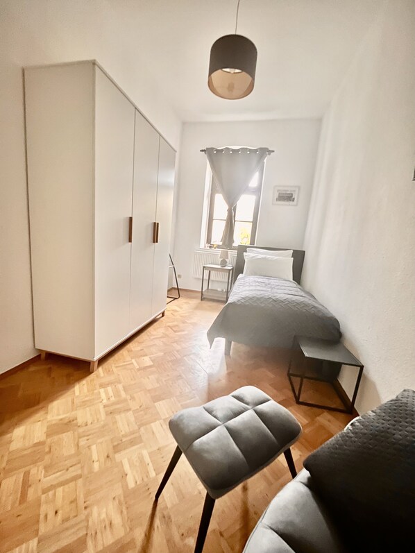 2 Schlafzimmer, Schreibtisch, Bügeleisen/Bügelbrett, Reisekinderbett