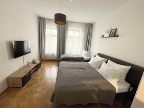 2 Schlafzimmer, Schreibtisch, Bügeleisen/Bügelbrett, Reisekinderbett