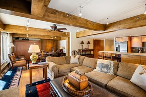 Tv, eldstad, böcker och en stereo