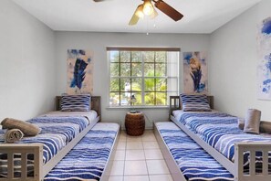2 habitaciones, escritorio y tabla de planchar con plancha 