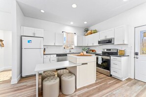 Réfrigérateur, four, plaque de cuisson, lave-vaisselle