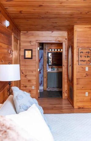 4 bedrooms, iron/ironing board, travel cot, free WiFi - Charley's Cabin - Mountain Vacation (Waynesville)