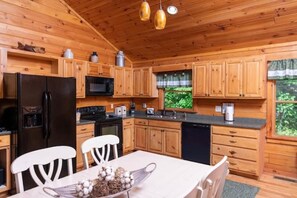 Fridge, microwave, oven, stovetop - Charley's Cabin - Mountain Vacation (Waynesville)