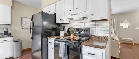 Refrigerador, microondas, horno, placa de cocina
