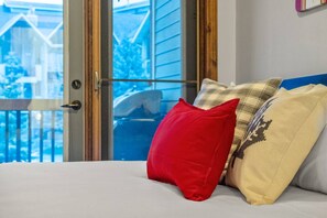 2 bedrooms, desk, WiFi, bed sheets