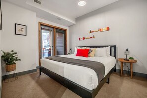 2 bedrooms, desk, WiFi, bed sheets