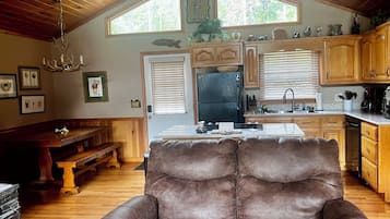 智能电视、壁炉、DVD 播放器、立体声音响