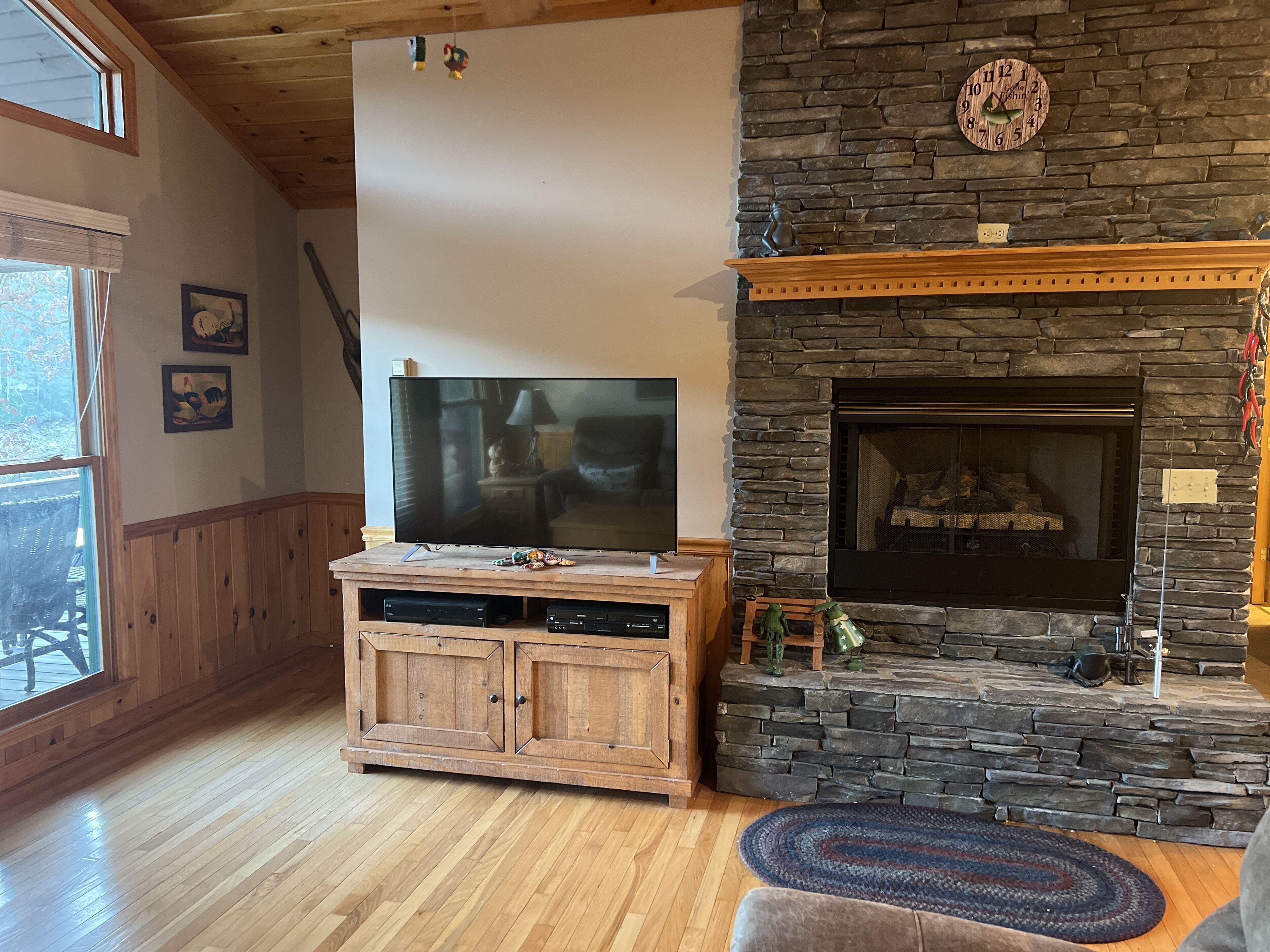 Smart TV, fireplace, DVD player, stereo