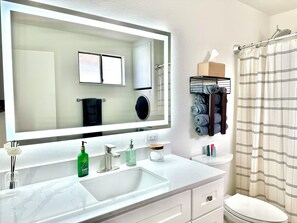 Amenidades de baño ecológicas, secadora de cabello, toallas